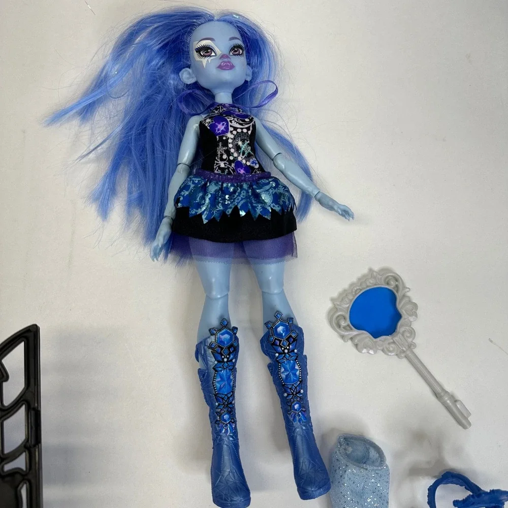Monster High Skulltimate Secrets Abbey Bominable G3 Doll & Coffin Locker Set